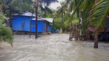নোয়াখালীতে বাঁধ ভেঙে উপকূলের মানুষের জনজীবন বিপর্যস্ত