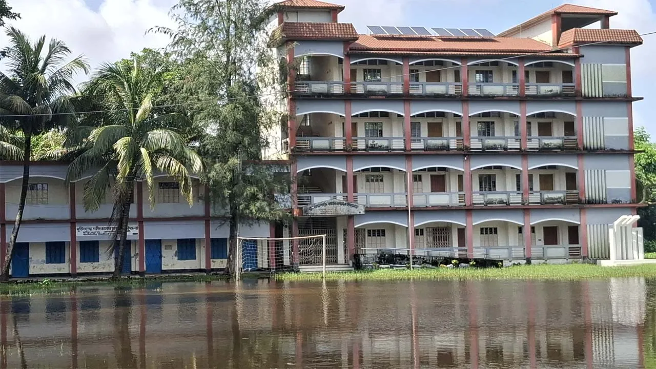 নোয়াখালীতে পানি নামছে ধীর গতিতে