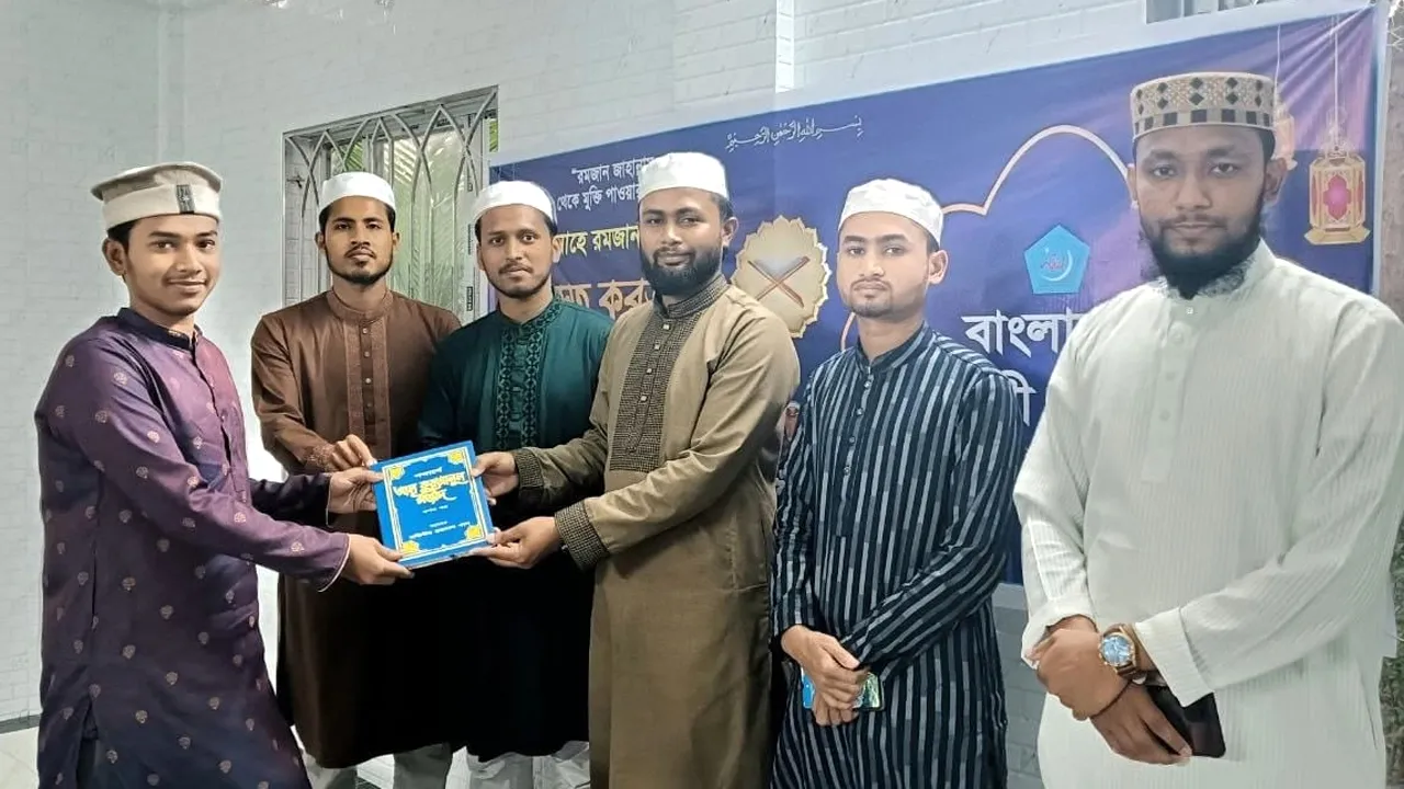 নোয়াখালীতে শিক্ষার্থীদের মাঝে ২ হাজার কোরআন বিতরণ করল ছাত্রশিবির