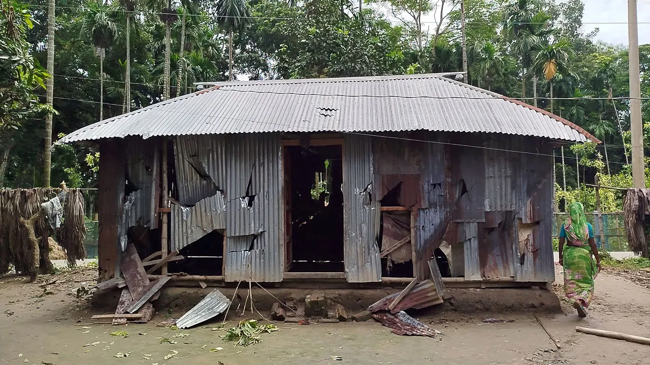 নড়াইলে আ’লীগের নেতৃত্বে বিএনপি নেতাদের বাড়িঘর-অফিস ভাঙচুরের অভিযোগ