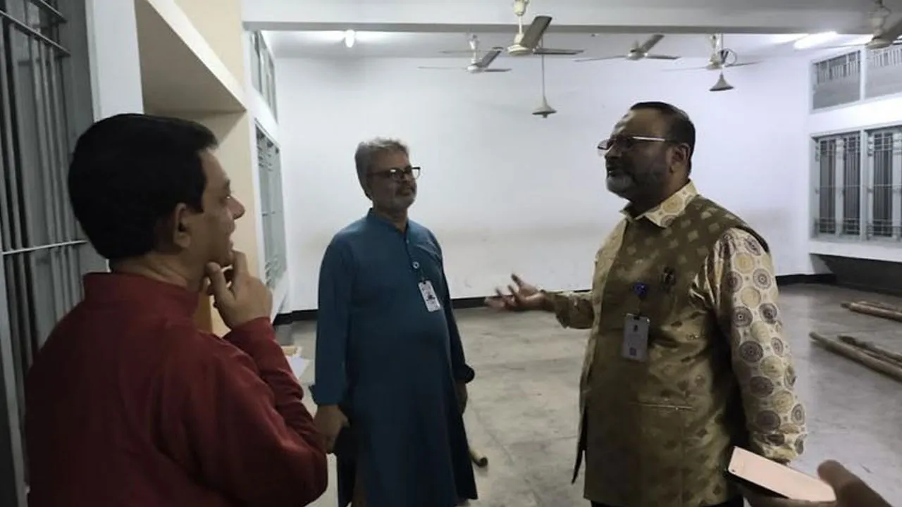 ডাকসু নির্বাচন : ভোট কেন্দ্র পরিদর্শন করলেন ভিসি