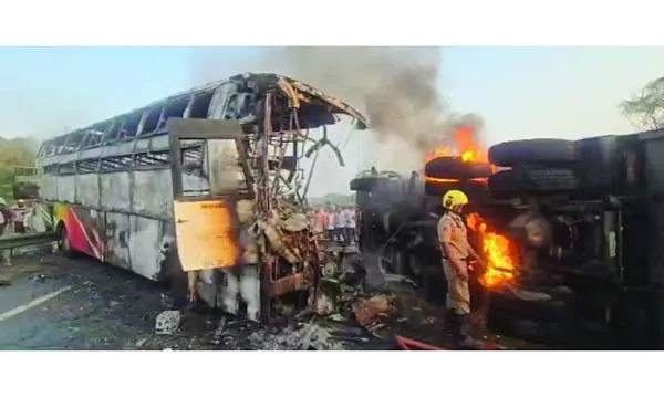 ভারতে বাস-লরি সংঘর্ষে অগ্নিকাণ্ড : নিহত ১২