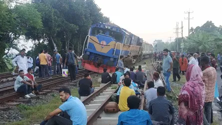 পাবনায় ট্রেনের বগি লাইনচ্যুত, ঢাকার সাথে উত্তরবঙ্গের রেল যোগাযোগ বন্ধ