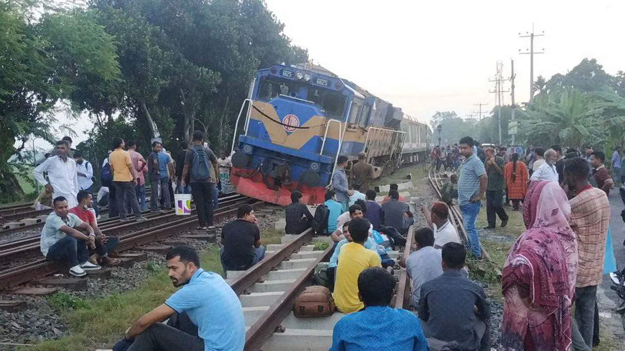 পাবনায় ট্রেনের বগি লাইনচ্যুত, ঢাকার সাথে উত্তরবঙ্গের রেল যোগাযোগ বন্ধ