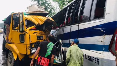 পাবনায় বাস-ট্রাকের মুখোমুখি সংঘর্ষে নিহত ৩