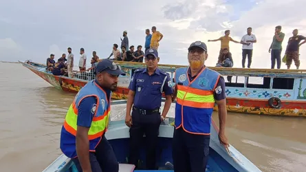 ৬ ঘণ্টা পরও সন্ধান মেলেনি পদ্মায় নিখোঁজ জেলের