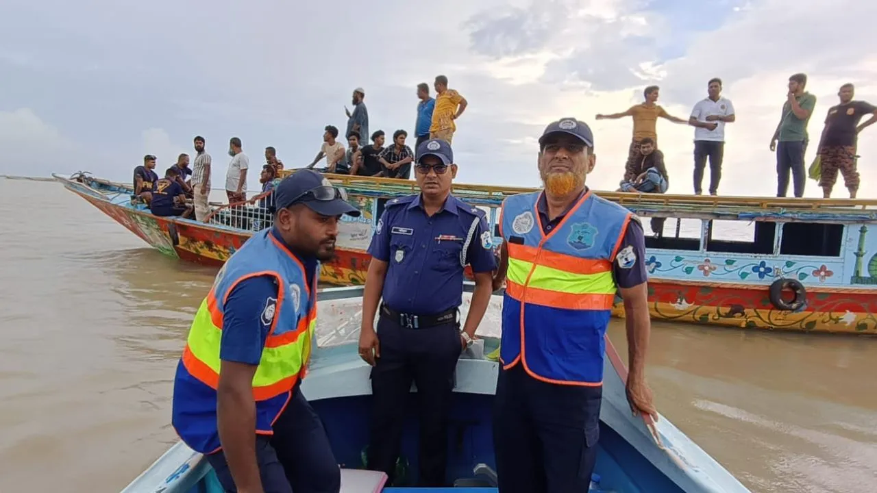 ৬ ঘণ্টা পরও সন্ধান মেলেনি পদ্মায় নিখোঁজ জেলের
