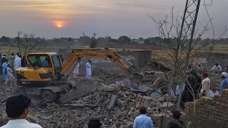 পাকিস্তানে গাড়িবোমা হামলায় ১৫ পুলিশ নিহত