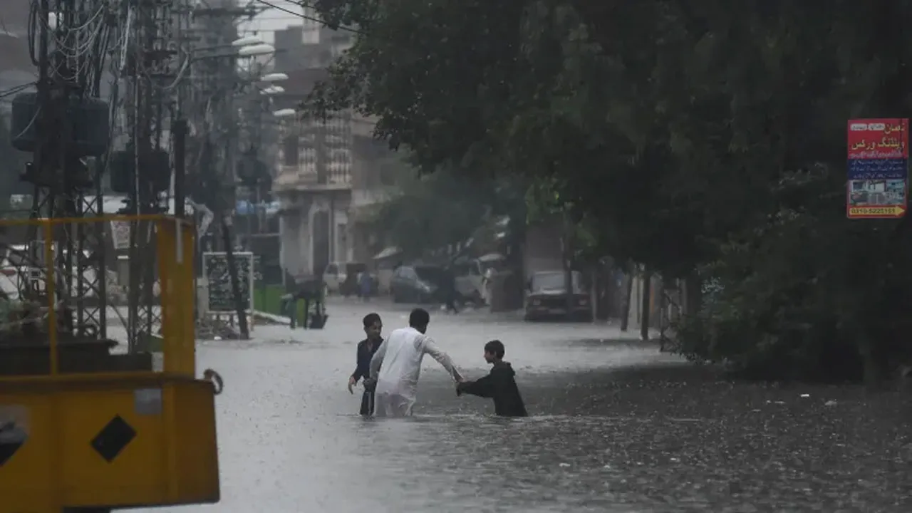 পাকিস্তানে ভারী বৃষ্টিপাতে একদিনেই নিহত ৬৩