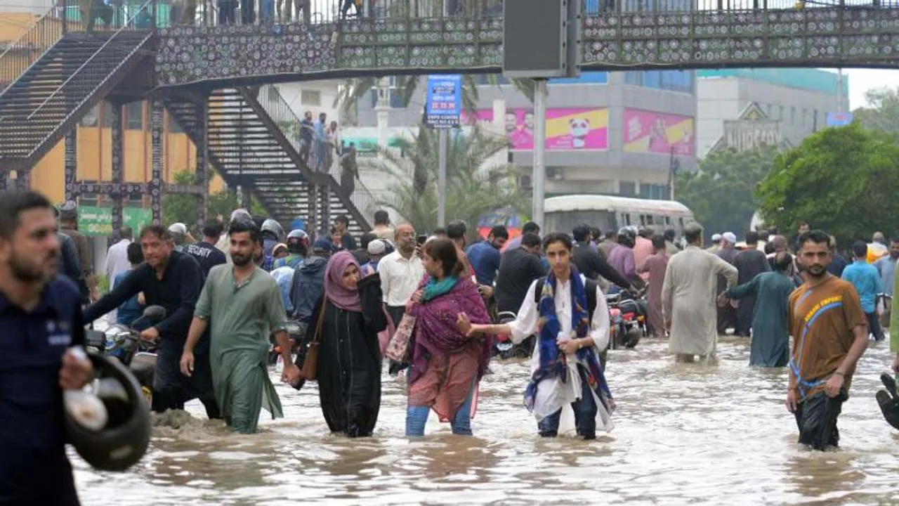 পাকিস্তানে মৌসুমি বৃষ্টিপাতে আরো ২০ জনের প্রাণহানি