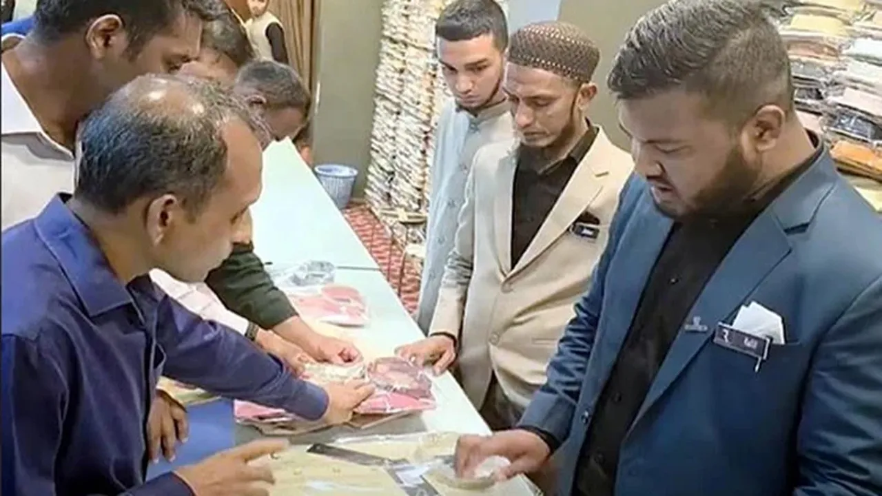 চট্টগ্রামে একই পাঞ্জাবিতে দু’দেশের ট্যাগ লাগিয়ে বিক্রির দায়ে লাখ টাকা জরিমানা