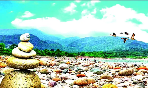 সাদা পাথর আর নীল জলের অপরূপ স্থানে সাধন সরকার
