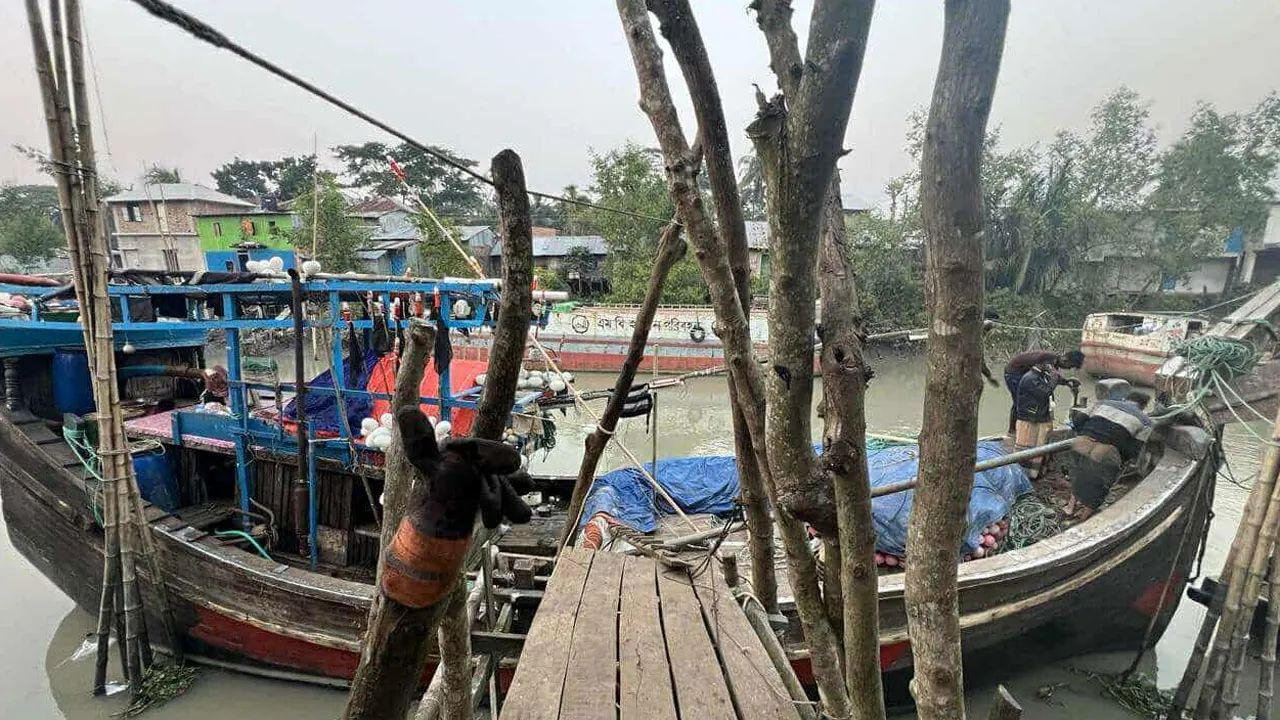 বঙ্গোপসাগরে ট্রলার ডুবি, নিখোঁজ ৩