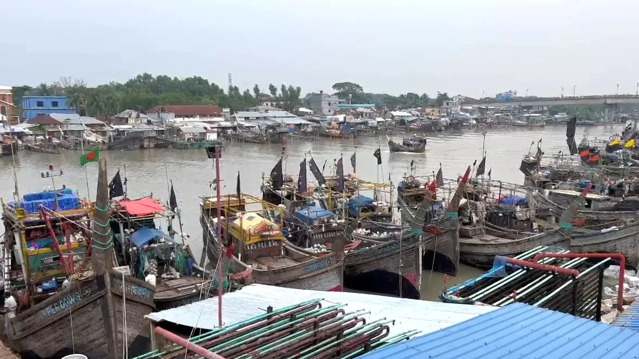 ট্রলবোটের নিষিদ্ধ বেহুন্দি জালে মাছের প্রজনন ধ্বংসের পথে