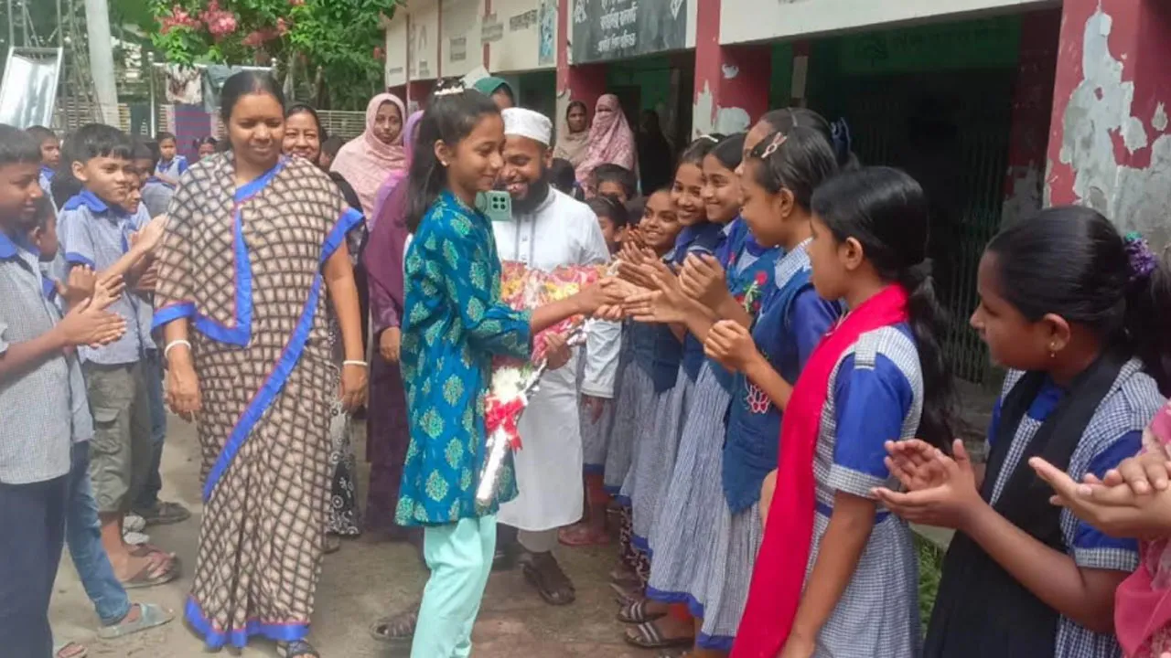 শিক্ষা পদক পেয়ে নিজ স্কুলে সংবর্ধিত ৫ম শ্রেণীর নিছা