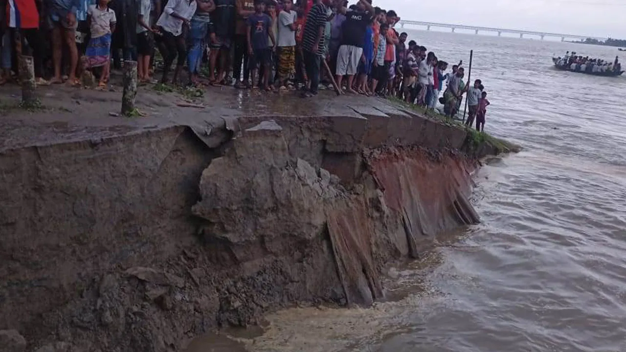 পদ্মা সেতু রক্ষা বাঁধের আরো ৫০ মিটার নদীগর্ভে বিলীন