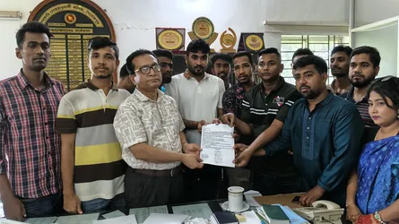 পিরোজপুর সোহরাওয়ার্দী কলেজে ১০ দফা দাবিতে অধ্যক্ষকে শিক্ষার্থীদের স্মারকলিপি