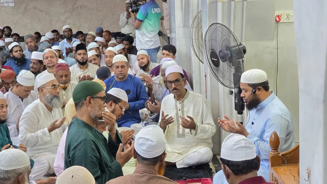 খালেদা জিয়ার জন্য ফেনীতে মসজিদে-মসজিদে দোয়া