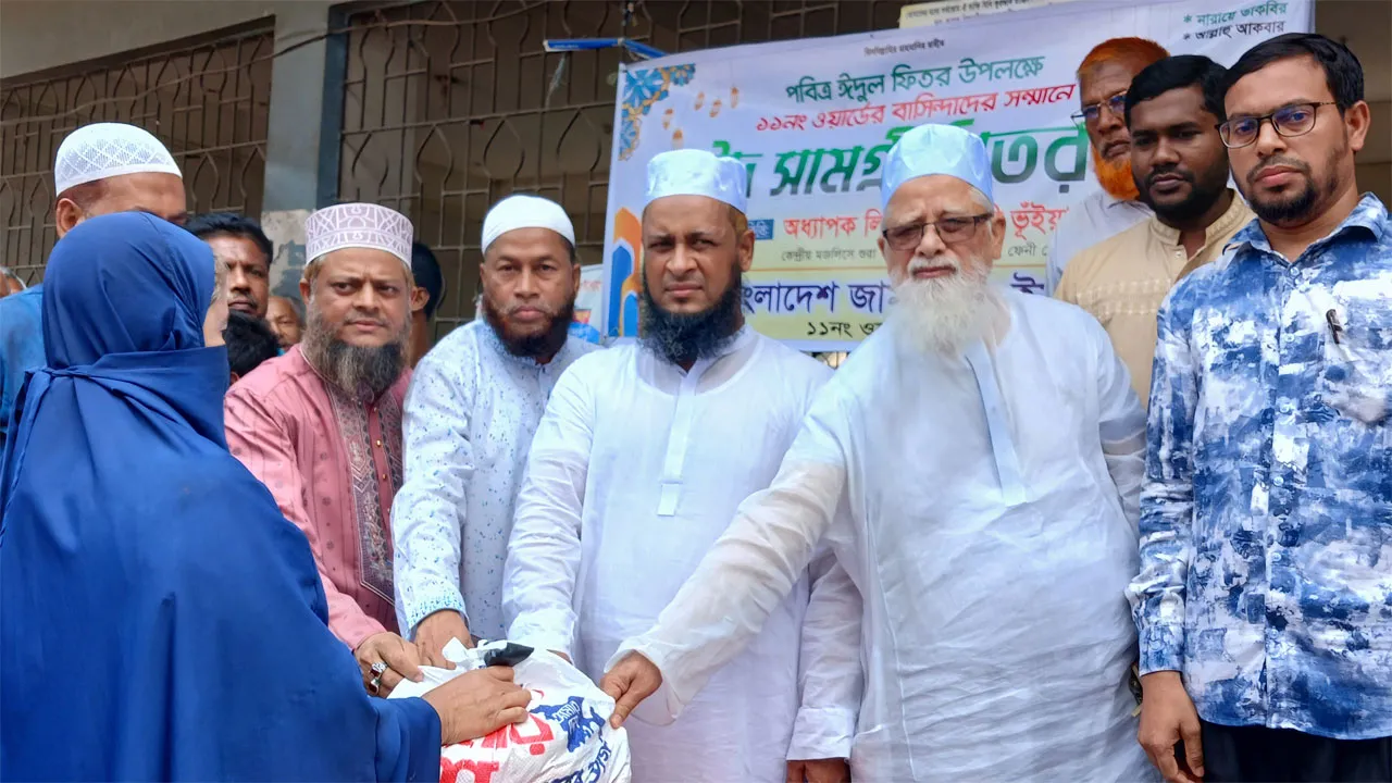 ফেনীতে অস্বচ্ছল নারী-পুরুষদের মাঝে জামায়াতের ঈদ উপহার বিতরণ