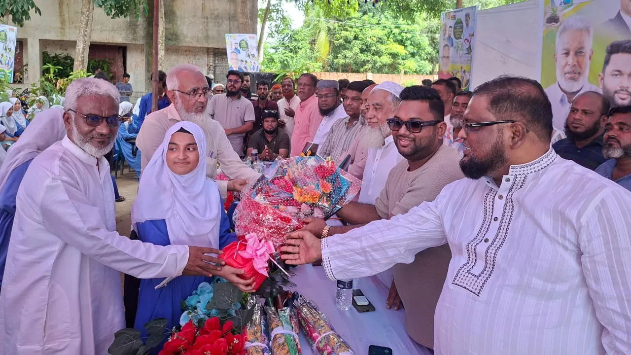 সোনারগাঁওয়ে শিক্ষার্থীদের মাঝে ফলজ গাছের চারা ও ছাতা বিতরণ