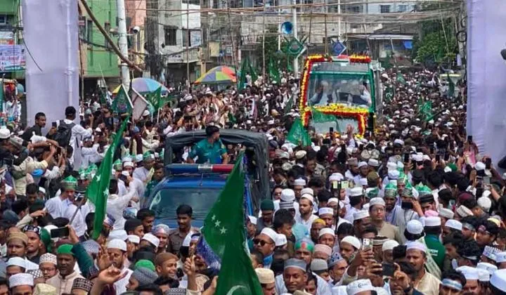 লাখো মানুষের অংশগ্রহণে ‘জশনে জুলুস’ অনুষ্ঠিত
