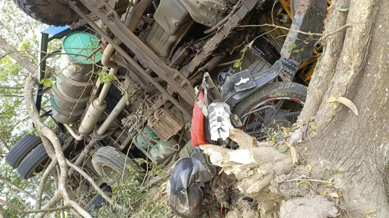 ফরিদপুরে ট্রাক, মোটরসাইকেল ও অটোরিকশার ত্রিমুখী সংঘর্ষে নিহত ২