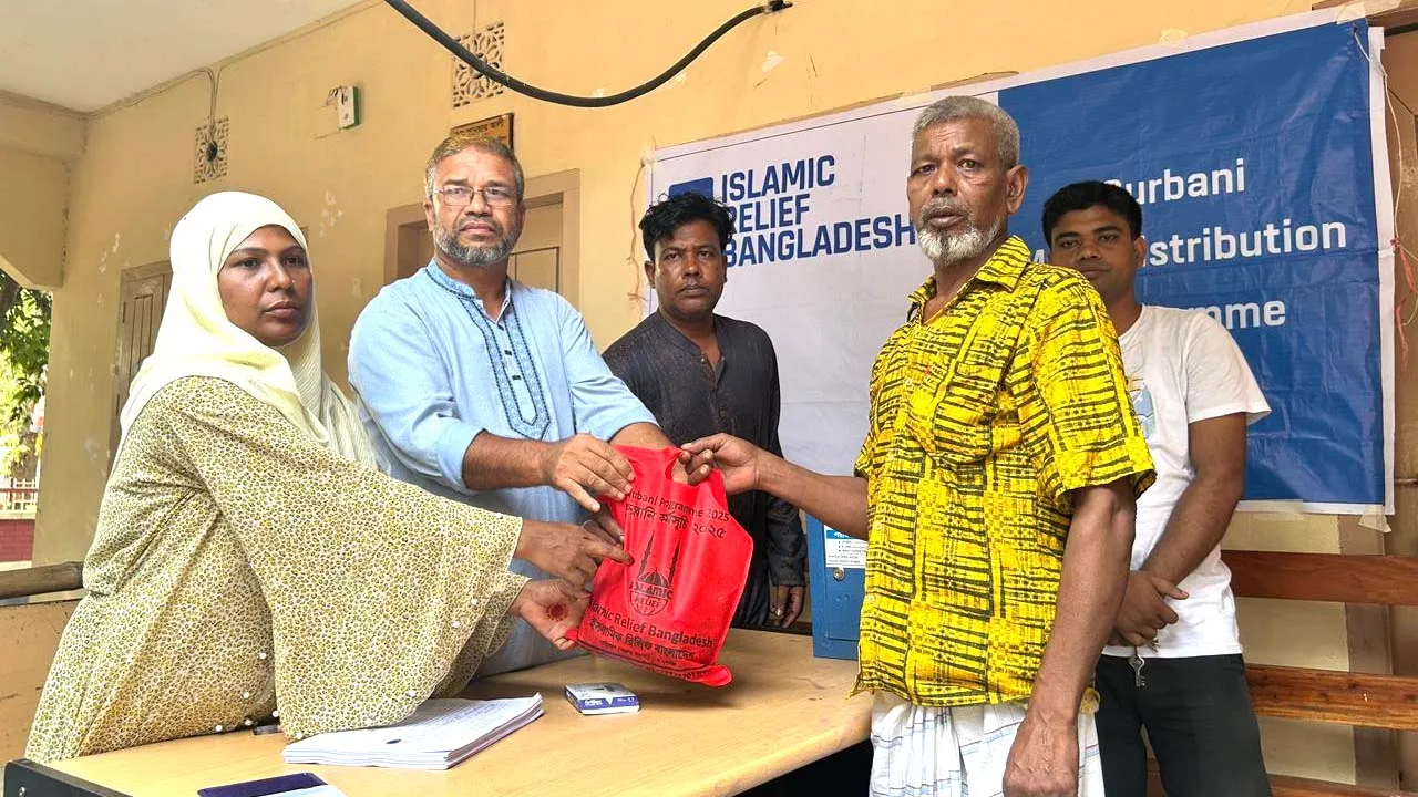 রংপুরে ২৫০০ পরিবারের মাঝে কোরবানির গোশত বিতরণ