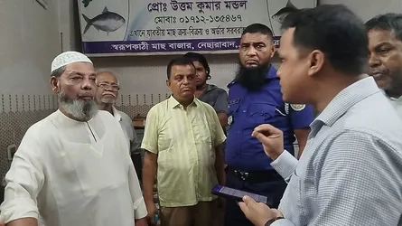 নেছারাবাদে চিংড়ির ওজন বাড়াতে জেলি পুশ, আড়তদারকে জরিমানা