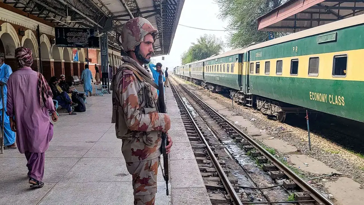 আফগান সীমান্তে পাকিস্তানি বাহিনীর অভিযানে নিহত ৩৩