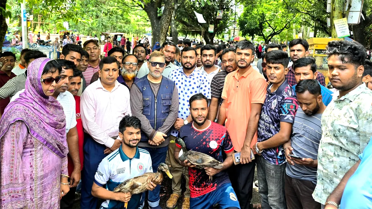 খালেদা জিয়ার জন্মদিন উপলক্ষে হাঁস ধরা প্রতিযোগিতা