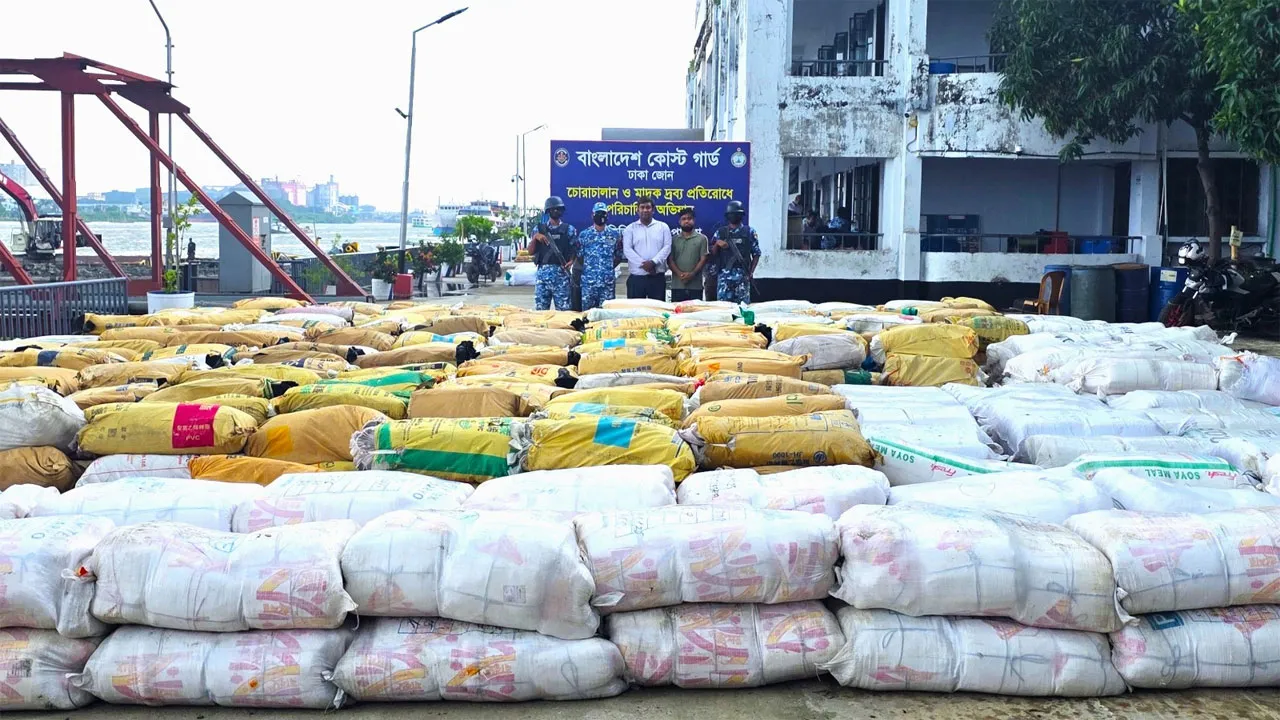 নারায়ণগঞ্জে বিপুল পরিমাণ নিষিদ্ধ পলিথিন জব্দ করেছে কোস্ট গার্ড
