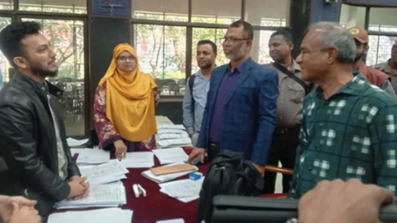 পুলিশ হেডকোয়ার্টার্সের অপারেশন কন্ট্রোল রুম পরিদর্শন করলেন স্বরাষ্ট্র উপদেষ্টা
