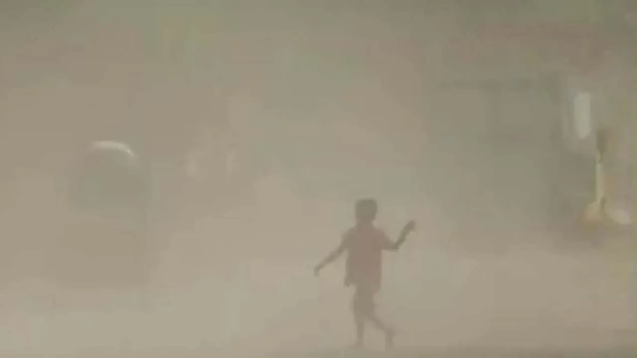 রাজধানীর বাতাসকে অস্বাস্থ্যকর  করে তুলছে ধোঁয়া ও ধুলো