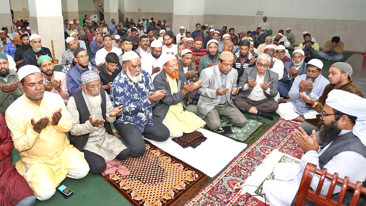 বগুড়ায় খালেদা জিয়ার সুস্থতা কামনা করে বিভিন্ন শ্রমিক সংগঠনের দোয়া