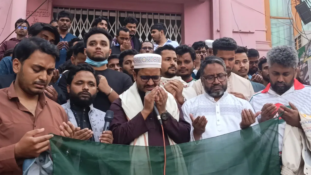 ওসমান হাদিকে গুলির প্রতিবাদে কুমিল্লায় বিক্ষোভ ও দোয়া