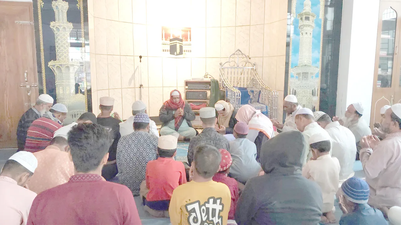 মুন্সিগঞ্জে শহীদ ওসমান হাদির স্মরণে দোয়া ও মুড়ি-বাতাসা বিতরণ