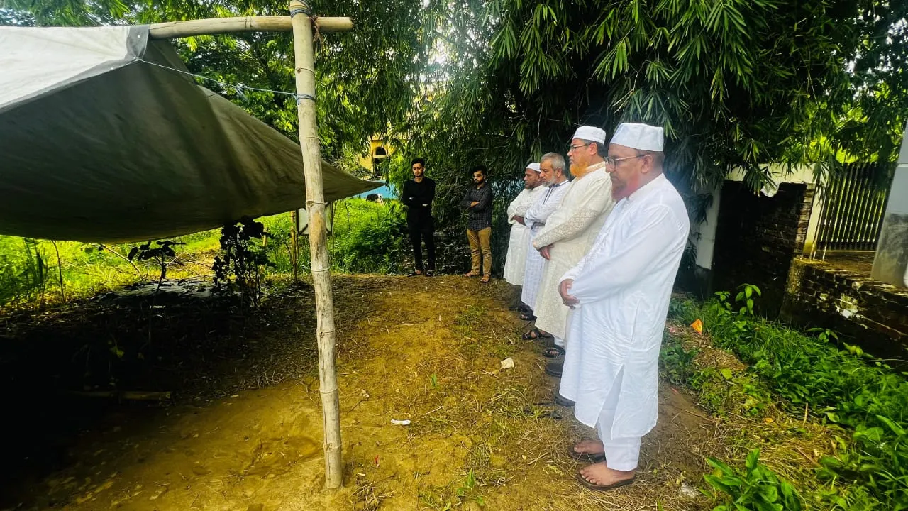লোহাগাড়ায় ছাত্রশিবিরের সাবেক সভাপতির মায়ের কবর জিয়ারতে জামায়াত নেতৃবৃন্দ