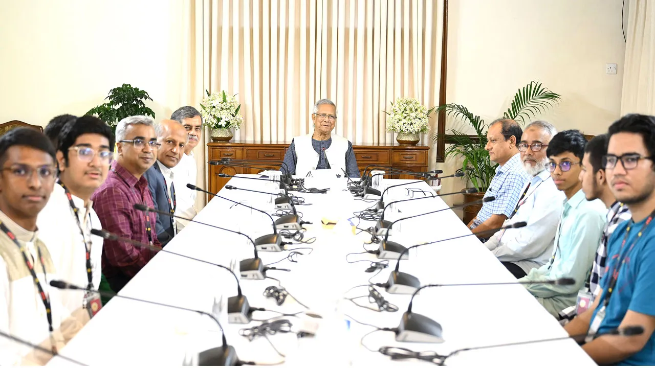 প্রধান উপদেষ্টার সাথে সাক্ষাৎ করলেন আন্তর্জাতিক পদকজয়ী ৬ শিক্ষার্থী