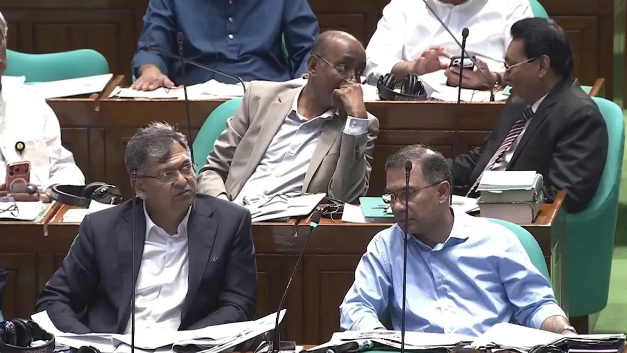 সংসদে প্রধানমন্ত্রীর পাশে বসলেন স্বরাষ্ট্রমন্ত্রী