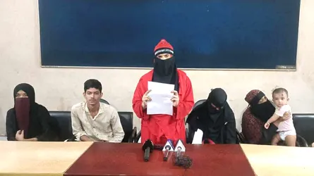 যশোরে যুবদল ও ছাত্রদল নেতাদের বিরুদ্ধে চাঁদাবাজির অভিযোগে নারীর সংবাদ সম্মেলন