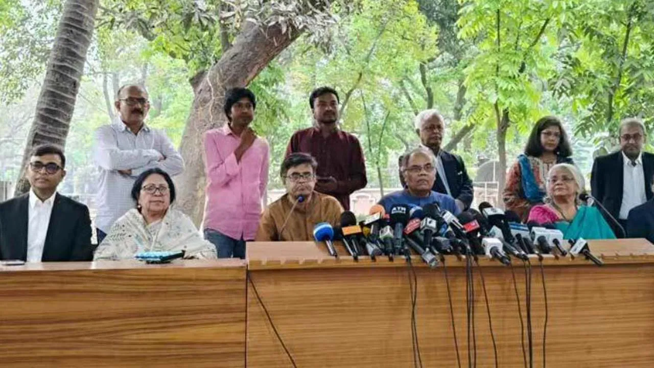 প্রধান উপদেষ্টার কাছে প্রতিবেদন জমা দিলো গণমাধ্যম সংস্কার কমিশন