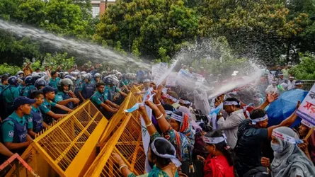 যমুনামুখী বেসরকারি প্রাথমিক শিক্ষকদের পুলিশের লাঠিচার্জ