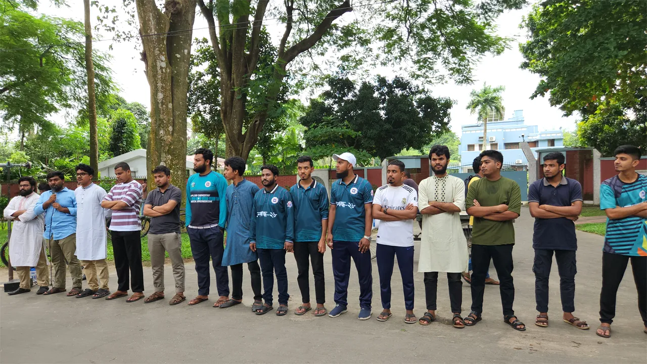 পোষ্য কোটা ইস্যুতে রাবি শিক্ষক-কর্মকর্তা ও শিক্ষার্থীদের পাল্টাপাল্টি কর্মসূচি