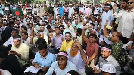 শহীদ মিনারে শিক্ষক-কর্মচারীদের অবস্থান চলছে
