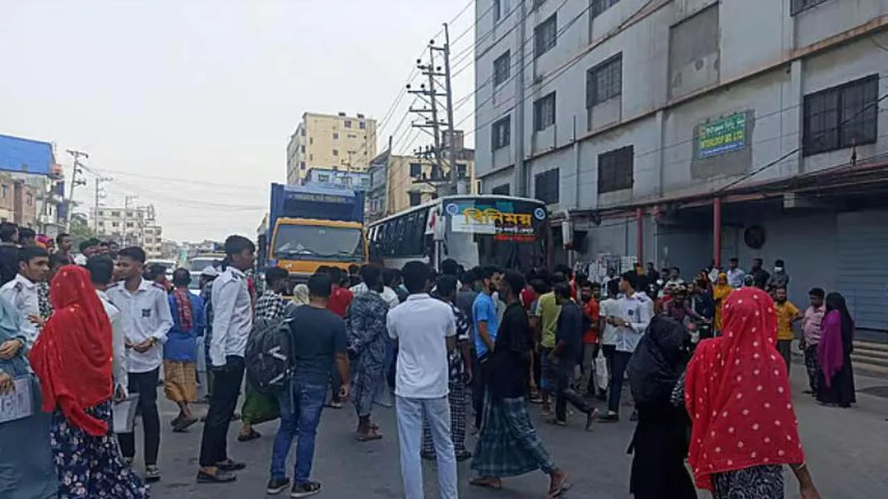 গাজীপুরে ট্রাকচাপায় নারী শ্রমিক নিহত, মহাসড়ক অবরোধ