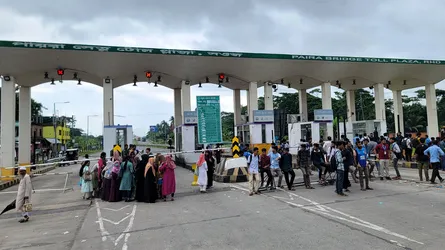 ৩ দফা দাবিতে মহাসড়ক অবরোধ করলো পবিপ্রবি শিক্ষার্থীরা
