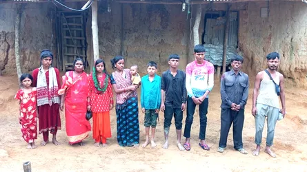 ভারত থেকে বাংলাদেশে ফেরার পথে দালালসহ আটক ১১