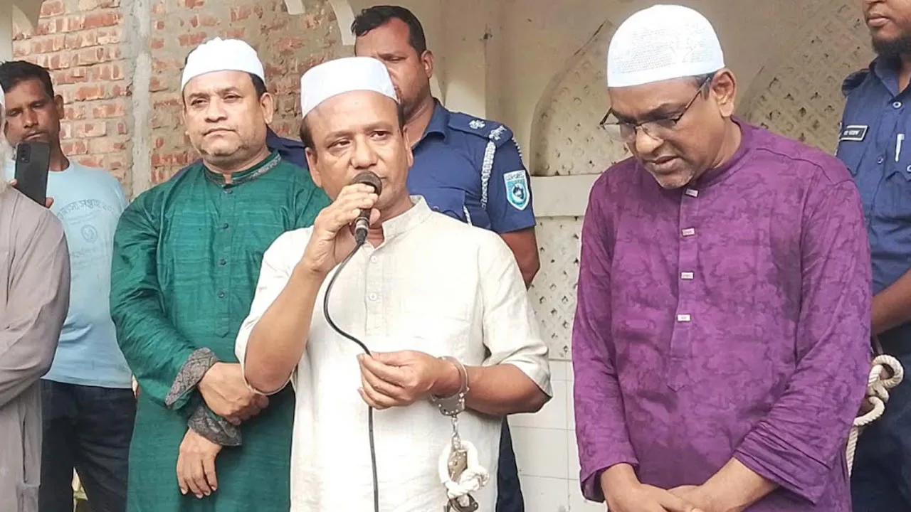 প্যারোলে মুক্তি পেয়ে মায়ের জানাজায় যুবলীগ নেতা