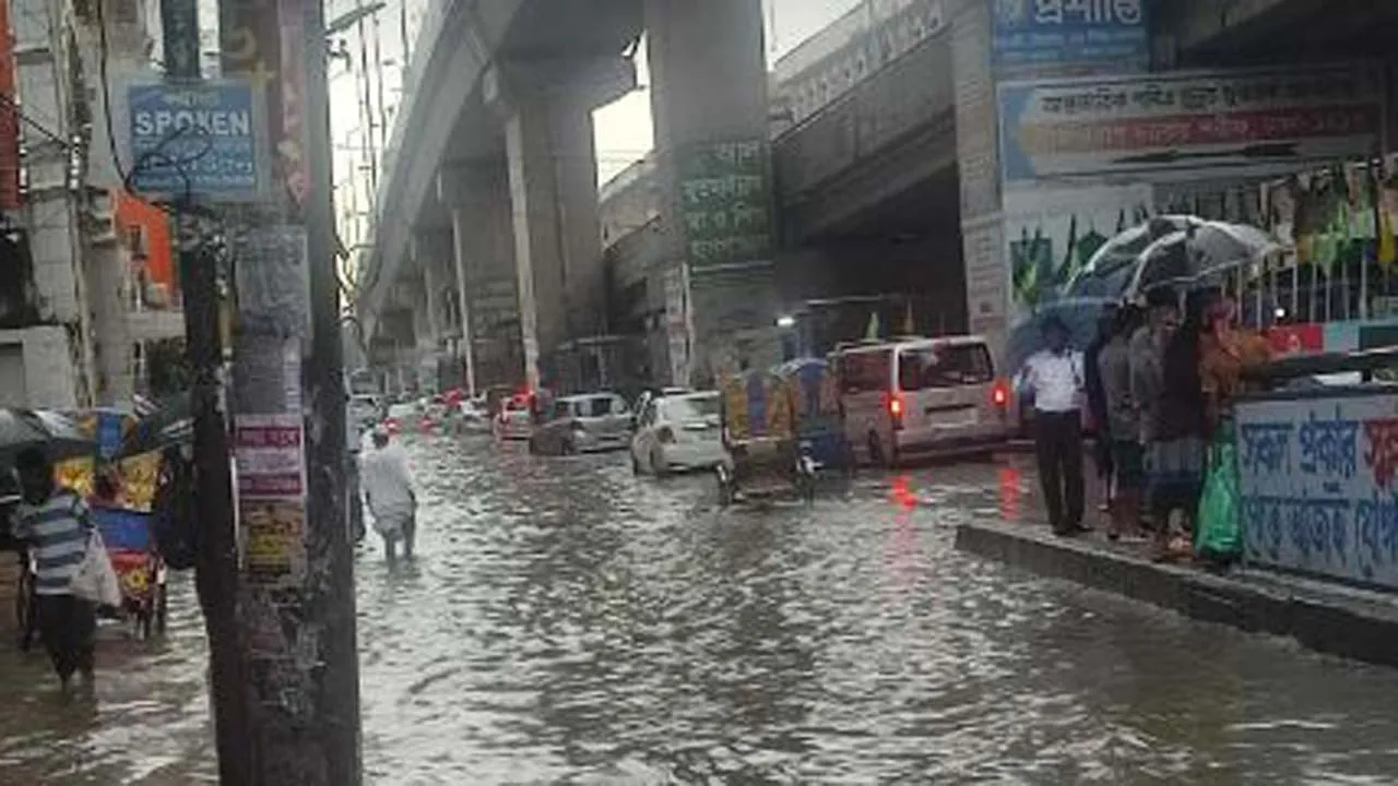রাত থেকে বৃষ্টিতে রাজধানীতে জলাবদ্ধতা