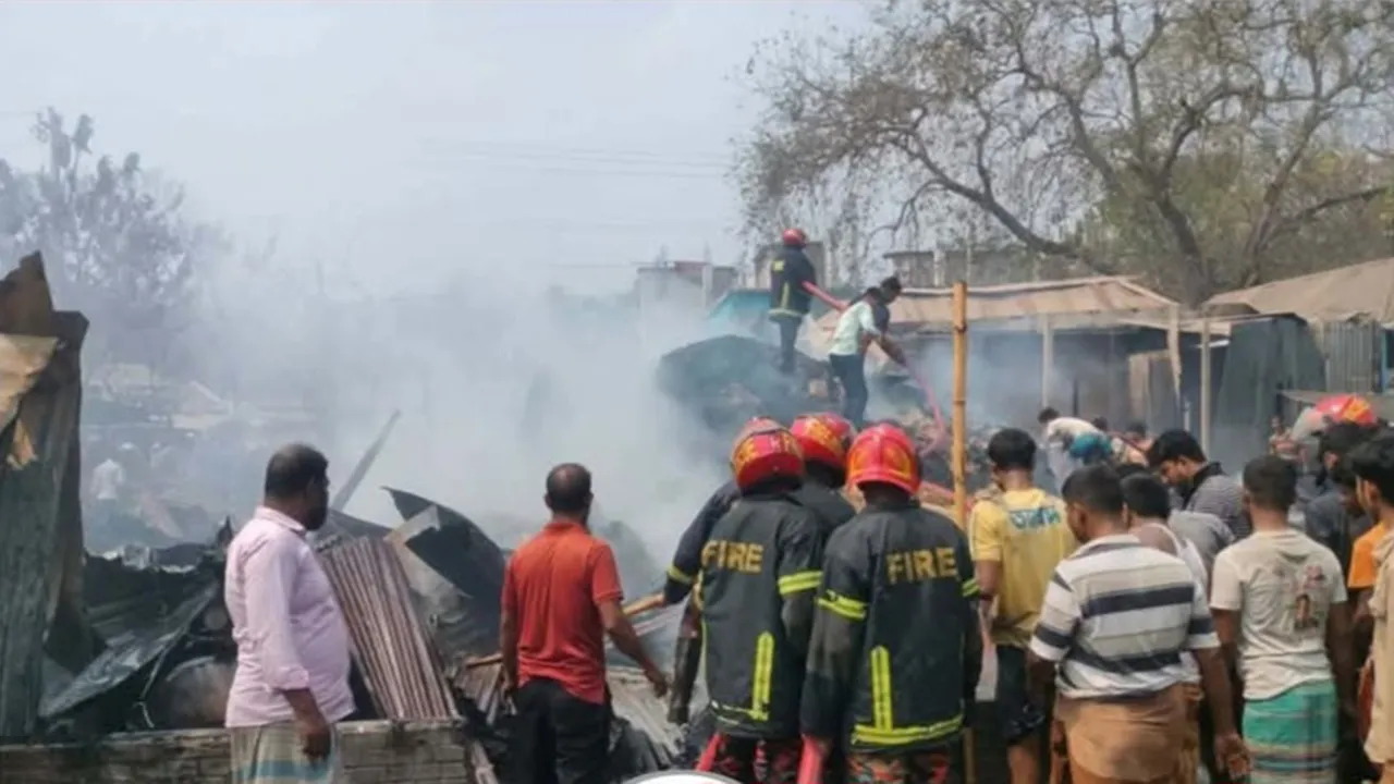 রাজবাড়ীতে আগুনে পাট গুদামসহ ২১ দোকান ভস্মীভূত, ৩ ফায়ারম্যান আহত